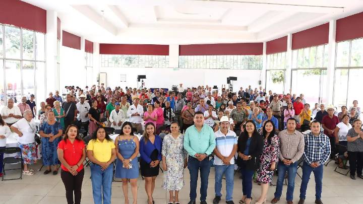 Conmemoran en Ixtaczoquitlán el Día del Abuelo con entrega de lentes gratuitos