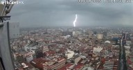 VIDEO: Fortísimo rayo cae sobre CDMX y causa que sismógrafos se activen