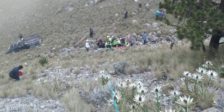 Un muerto y 11 heridos tras volcadura de camioneta en barranco del Nevado de Toluca, Edomex