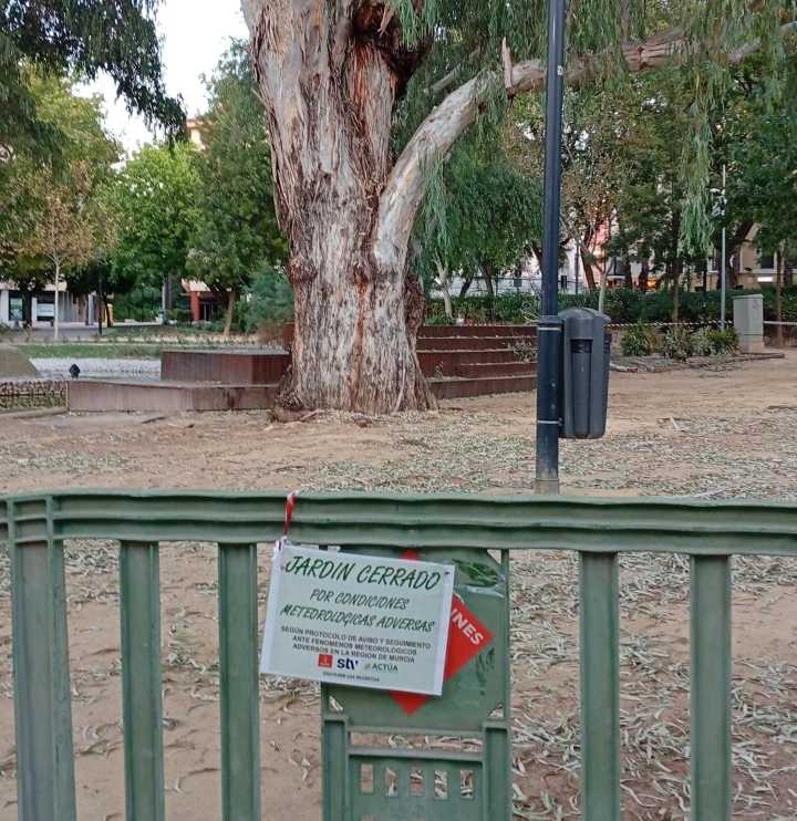 Murcia | Murcia cierra por el calor los jardines del Salitre, Cuartel de Artillería, La Seda, Malecón, Jardín Chino, Reina Sofía y los palmerales de Santiago y Zaraíche
