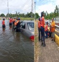 Dos personas a punto de morir ahogadas en la Av....