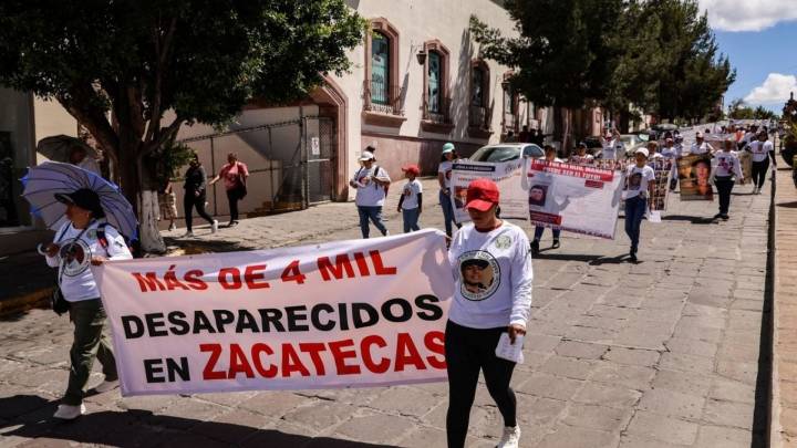Vestidos de blanco y con fichas de búsqueda de familiares se manifiestan en el país por las víctimas de desaparición forzada