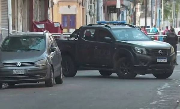 Un policía mató a un hombre que intentó robarle el arma en La Boca