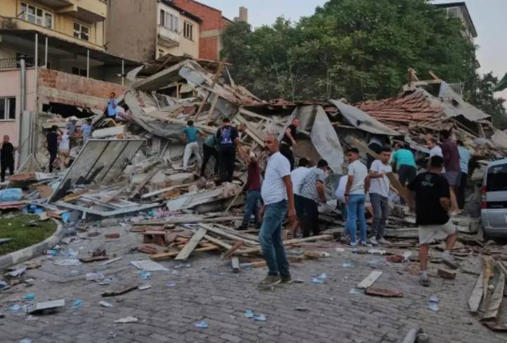 VIDEOS: Así fue el sismo de 6.1 que sacudió Turquía y colapsó edificios