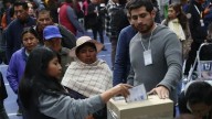 Con dos candidatos de derecha como favoritos y el llamado de Evo Morales a votar nulo: se inició la elección presidencial en Bolivia