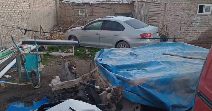 Encontraron drogas, dólares, municiones y un auto desarmado en un sorpresivo operativo en Cipolletti