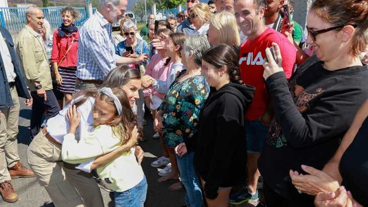 Los Reyes llevan “esperanza” a los vecinos de Orense tras el “drama humano” de los incendios