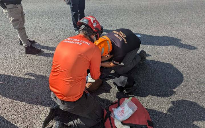 Llevan a hospital a menor tras caer de puente vehicular en Guadalupe; lo reportan grave