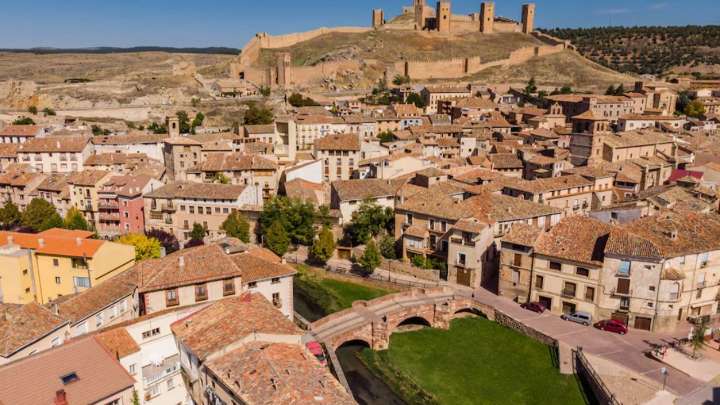 El único pueblo de España donde necesitas edredón en agosto: un oasis de frescor en Castilla