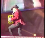 Video: ¡Increíble! Jorge Hernández de Los Tigres del Norte cae en pleno concierto, pero sigue cantando