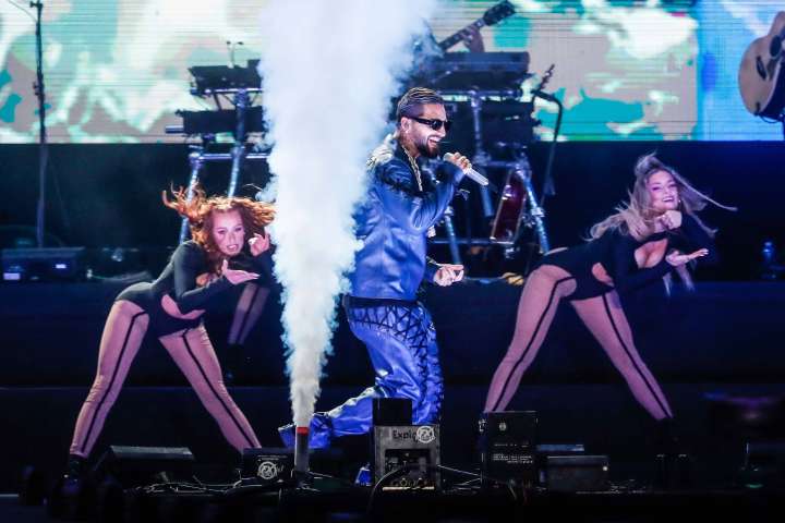 Maluma interrumpe un concierto en México para regañar a una fan por asistir con su bebé