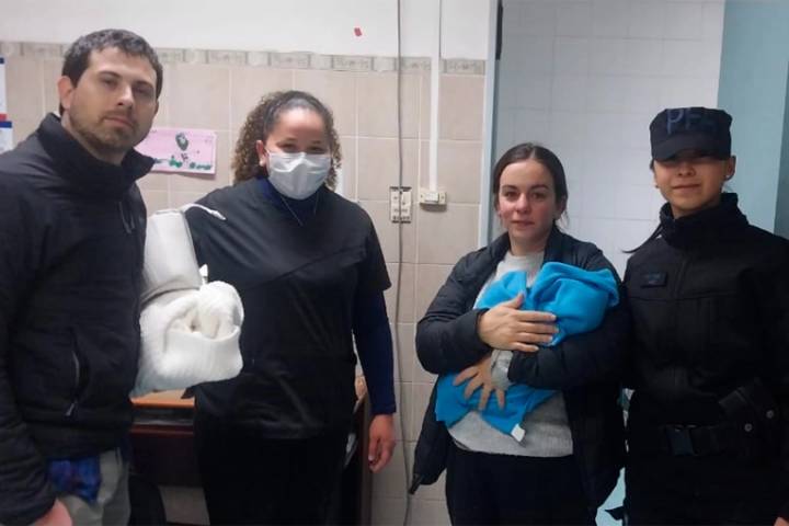 Un abrazo y una maniobra: la rápida acción de una Policía Federal que salvó a una recién nacida