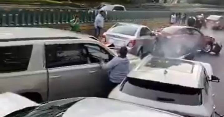 Caos vial en autopista México-Cuernavaca tras aparatoso choque múltiple; hay cierre parcial: ¿en qué zona?
