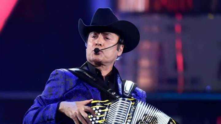 Jorge Hernández, vocalista de los Tigres del Norte, sufre caída en pleno show