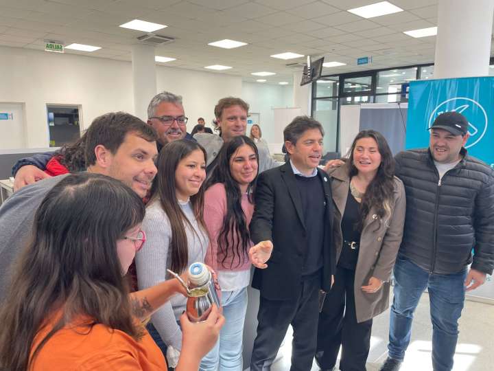 Axel Kicillof en Olavarría: Recorrió obras, entregó viviendas y escrituras