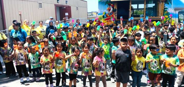 Aprendizaje de verano que fortalece a los estudiantes, a las familias y a las comunidades. 