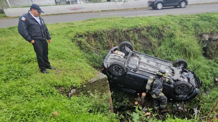 Poblano abandona su vehículo tras caer a una cuneta de la Recta a Cholula