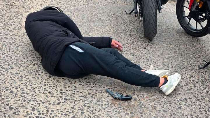 Un ladrón terminó muerto de un tiro en la cabeza al intentar robar la moto a policías