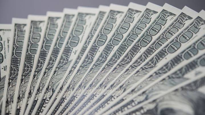 El dólar oficial trepó por tercera jornada y subió $21 en la semana pese al apretón monetario