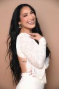 Jennifer Peña vuelve a brillar con WAKALA, una explosión de cumbia pop