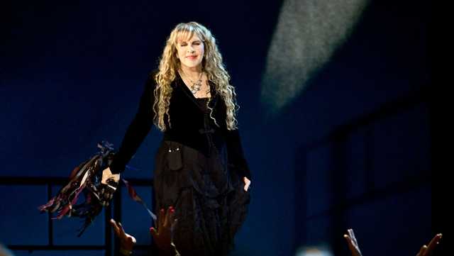 Stevie Nicks postpones concerts after fracturing her shoulder