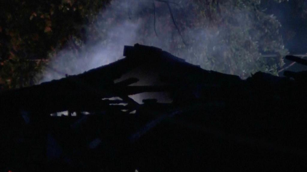 Muere hombre en Iowa tras matar a tiros a vecinos y prender fuego a su propia casa, según la policía