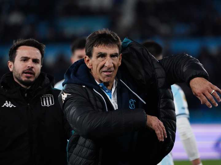 La noche de furia de Gustavo Costas: le gritó "ladrón" al árbitro, aplaudió con ironía, fue expulsado y se expone a una dura sanción