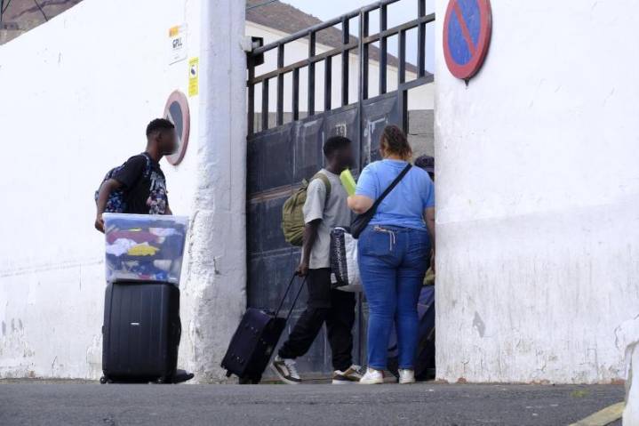 10 menores malienses y mayores de 16, primer grupo de asilados en salir de Canarias a península