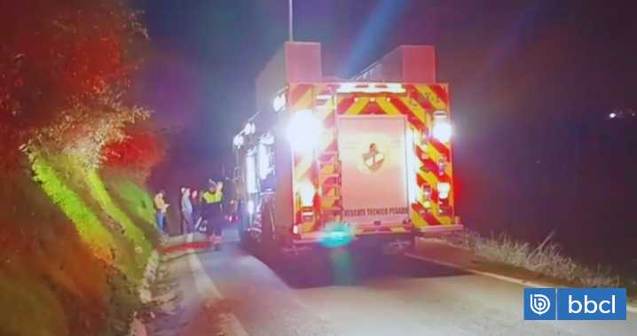 VIDEO | Camioneta con dos tripulantes en su interior cayó por barranco de 15 metros en Talca