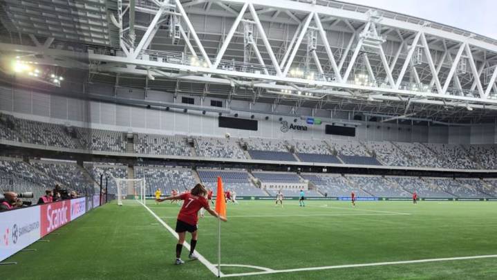 Early kick-off, empty stadium? No problem, as Man United's women march on