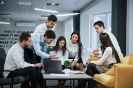 La práctica laboral que parece inofensiva, pero puede acabar en despido inmediato