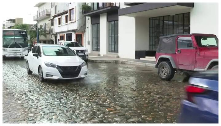 Protesta por venero que desfogan a calle Guatemala en centro de Vallarta; Seapal busca solución