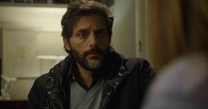 «Somos amigos» Captan a Joaquín Furriel a los besos con una abogada española
