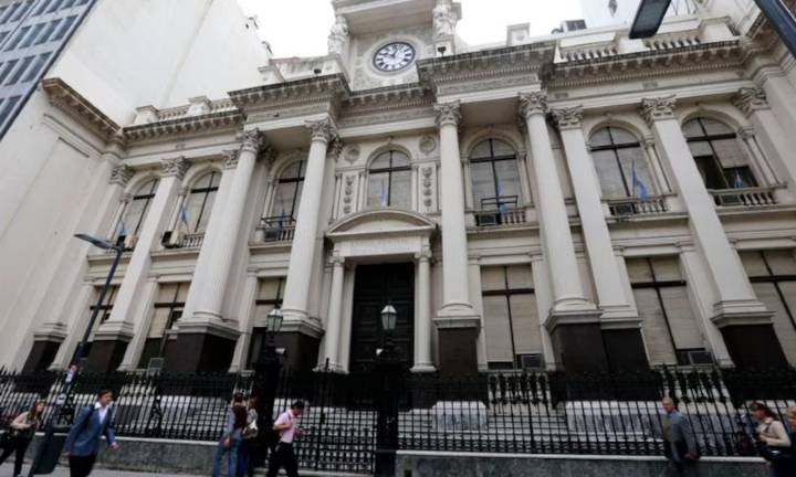 Nueva norma para contener el dólar: el BCRA limitó los movimientos de los bancos en un día de grandes vencimientos de futuros