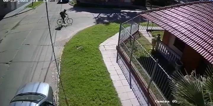 Video: un automovilista atropelló a un ciclista a toda velocidad y se dio a la fuga sin asistirlo