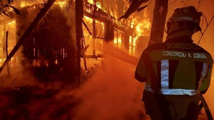Incendios en Galicia, última hora | La batalla contra el fuego se centra en dos en activo en Ourense y Lugo, donde se desactivó el nivel 2 de emergencia en A Pobra de Brollón