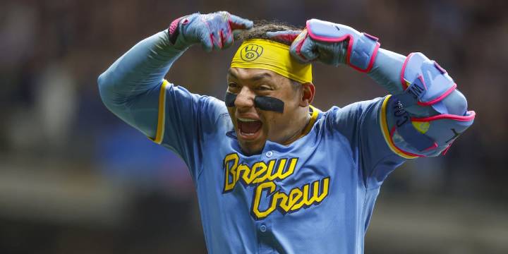 Contreras homers in 9th inning to give Brewers a 5