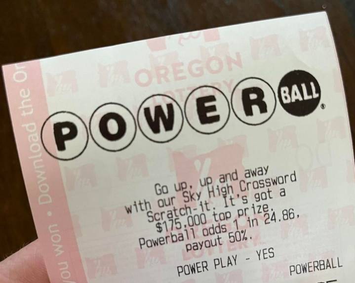 Powerball hits $1B, drawing crowds to Baltimore retailers