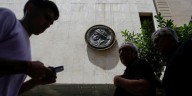 Mercados: vuelven a caer las acciones y bonos argentinos a la espera de una licitación clave