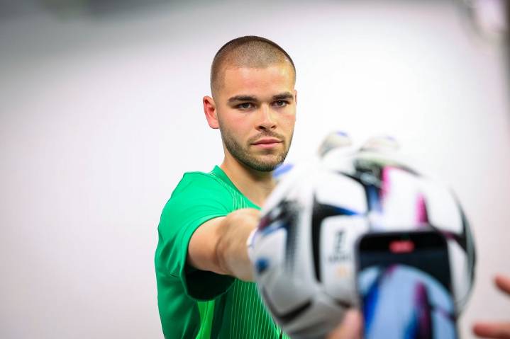 El PSG anuncia el fichaje del portero Lucas Chevalier por cinco temporadas