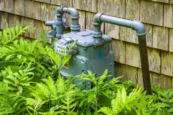 Damaged gas pipeline cuts service to nearly 600 customers