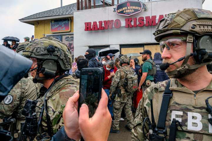 Activistas latinos adoptan el “periodismo con celular” como estrategia para presenciar el poder estatal sin control del ICE