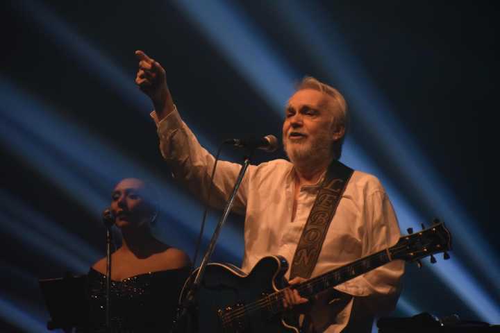 La eterna magia de David Lebón invadió Olavarría