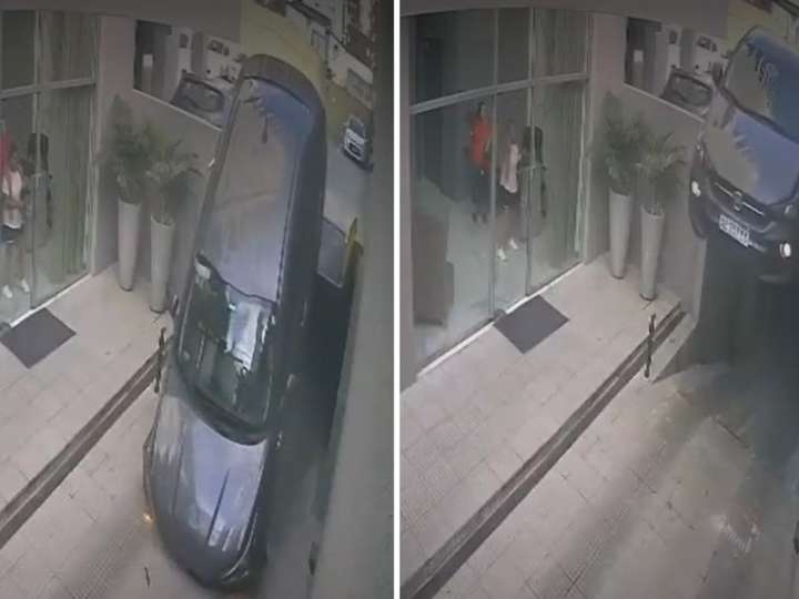 Insólito accidente en Lomas de Zamora: quiso salir de un estacionamiento, pero la rampa estaba levantada y cayó al vacío con su auto