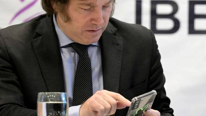 ¿Le sacaron el celular?: tras el escándalo, Javier Milei optó por el silencio digital