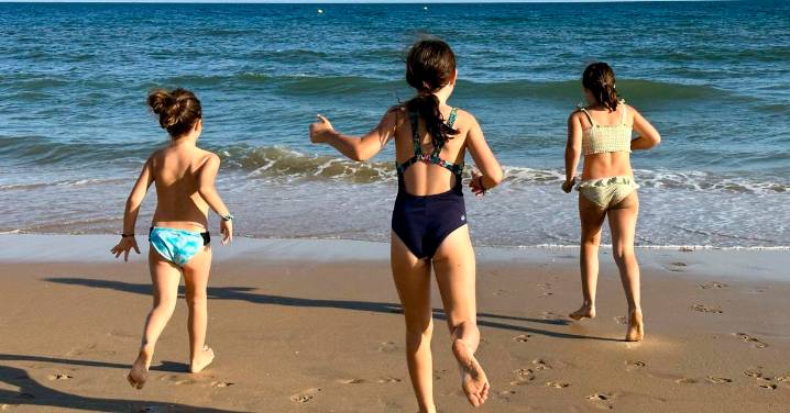 Padres y madres lo confirman: estas son las 13 playas favoritas de Málaga para ir en familia: "Ideales para ir con niños pequeños"