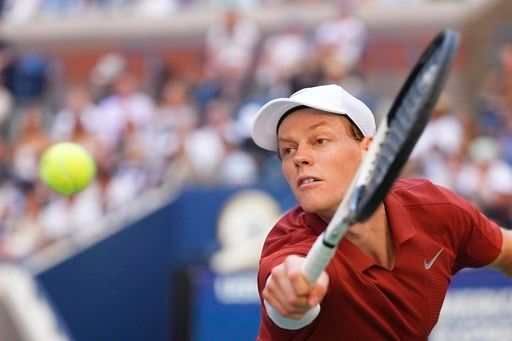 Jannik Sinner gets broken and drops a set at the US Open before coming back to beat Denis Shapovalov