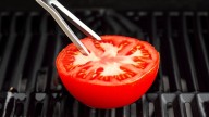 Pocos lo saben: para qué sirve pasar medio tomate sobre la parrilla caliente