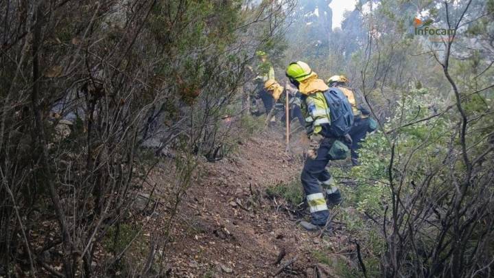 Arden varias casas en Casar de Cáceres y preocupa mucho que el fuego se acerque a Plasencia