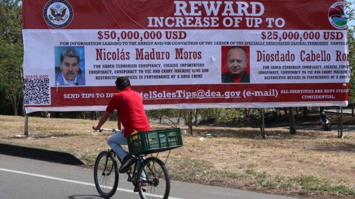 Instalan carteles en Colombia y Ecuador con la recompensa que EE.UU. ofrece por la captura de Maduro